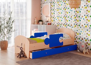 Кровать детская с ящиком и бортиками Мозайка, корпус Млечный дуб/фасад Синий (щиты) в Курске